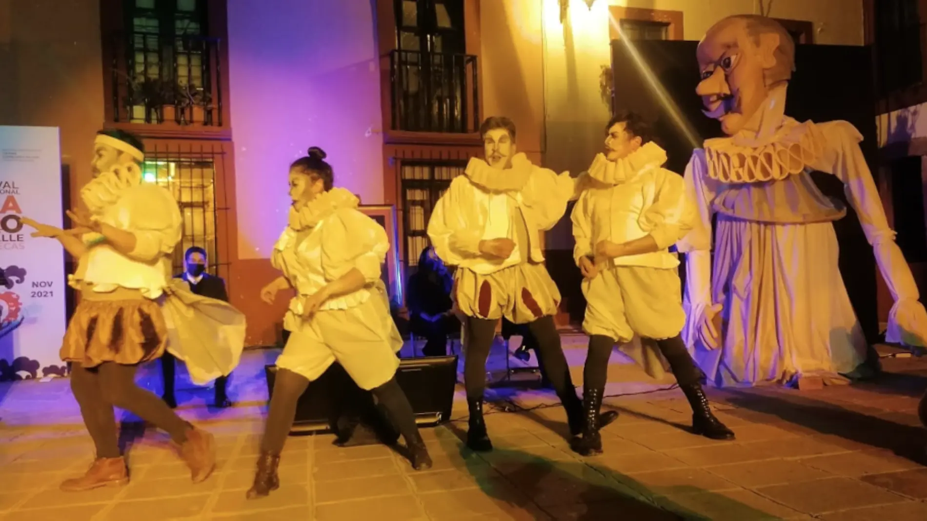 Actuación de grupo de teatro en una plazuela de Zacatecas